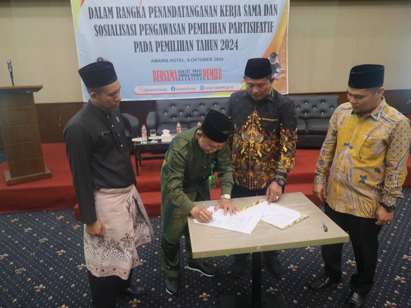 Ketua Bawaslu Kabupaten Bungo Menandatangani MoU dengan Kementerian Agam Kabupaten Bungo 