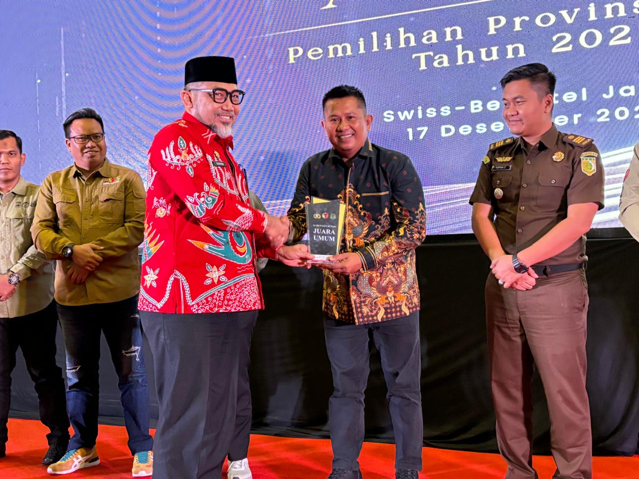 Ketua Bawaslu Bungo Menerima Penghargaan Gakkumdu Award Pemilihan Tahun 2024 Tingkat Provinsi Jambi