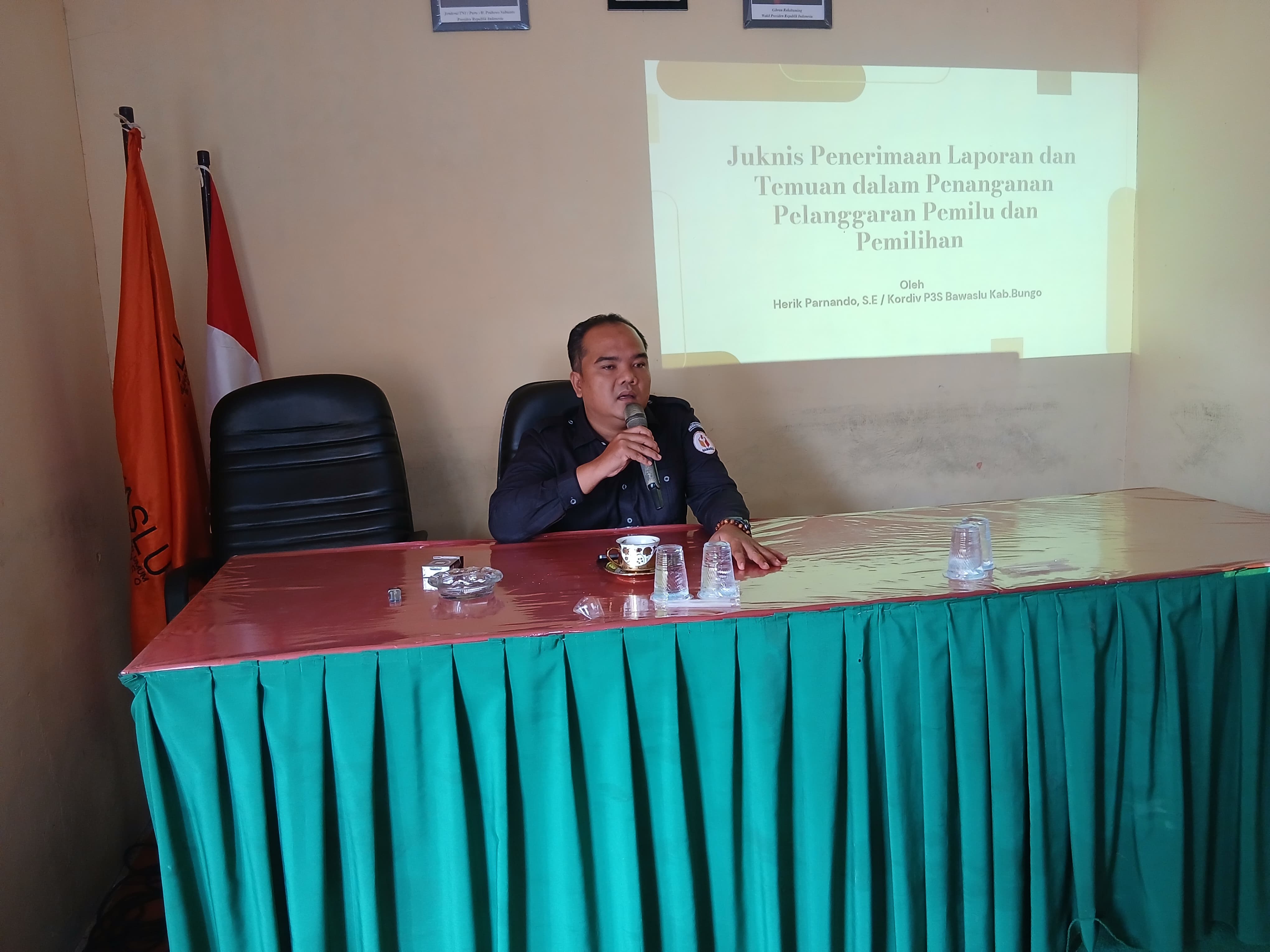 Kordiv P3S (Herik Parnado) Memberikan Materi Penanganan Pelanggaran Pemilihan Pemilu dan Pemilihan