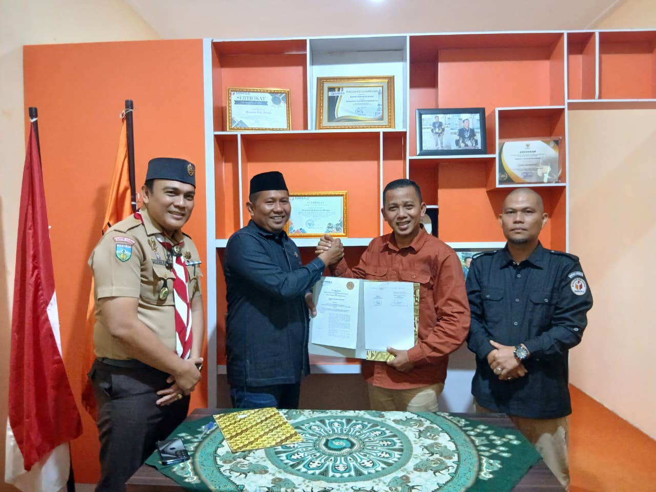 Ketua Bawaslu Kabupaten Bungo dan Anggota Kabupaten Bungo melakukan penandatanganan MOU saka Adhyaksa dengan Ketua Kwarcab Pramuka Bungo