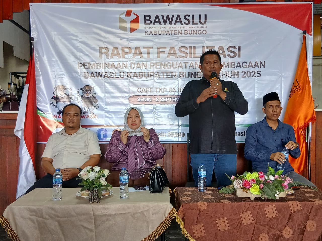 Ketua Bawaslu Kabupaten Bungo (Ahmadi) Membuka Kegiatan Rapat Fasiltasi Pembinaan dan Penguataan Bawaslu Kabupaten Bungo
