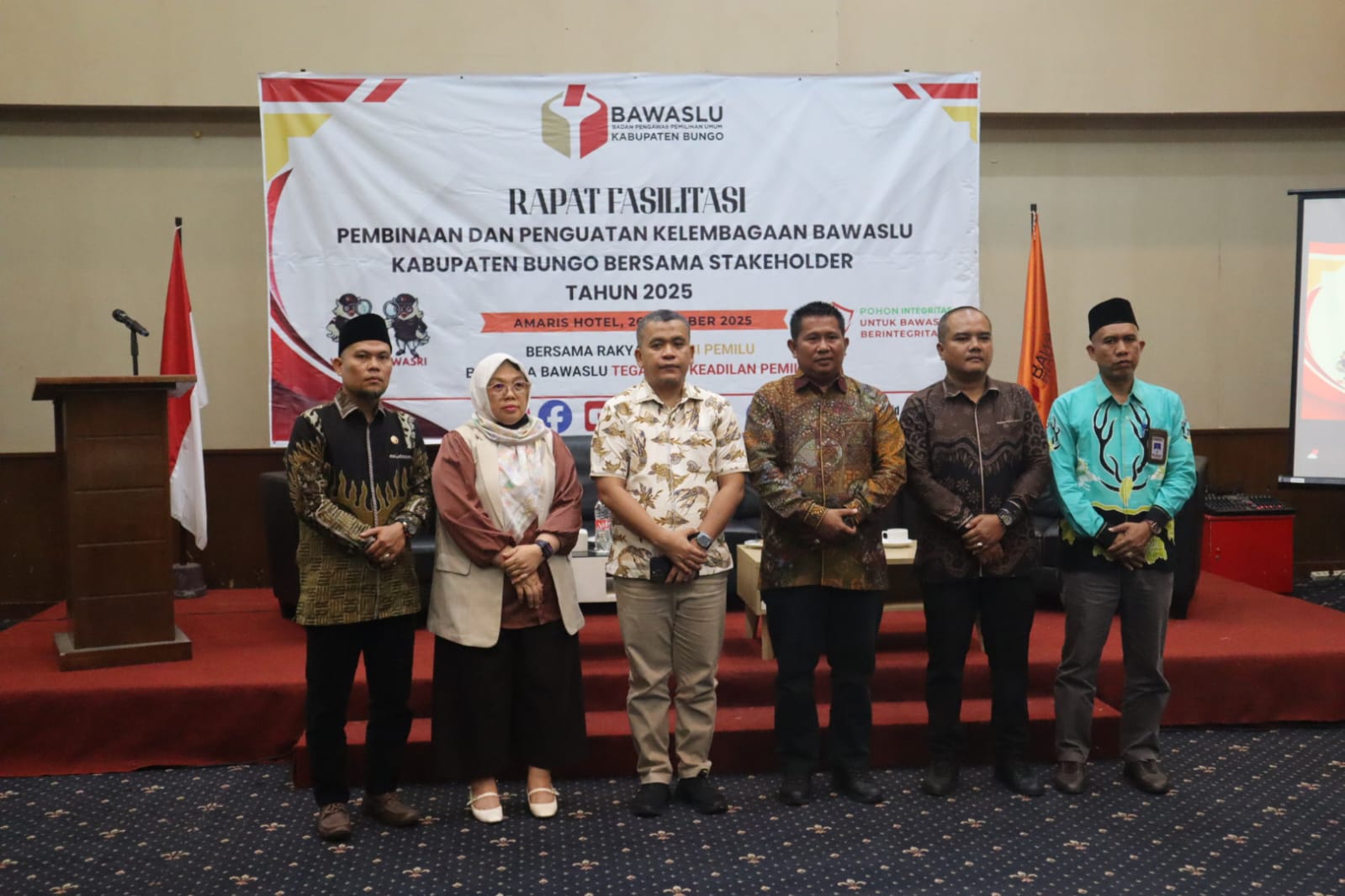 Poto bersama Ketua dan Anggota Bawaslu Provinsi Jambi serta Ketua dan Anggota Bawaslu Bungodalam pembukaan kegiatan Pembinaan dan Penguatan Kelembagaan bersama stakeholder