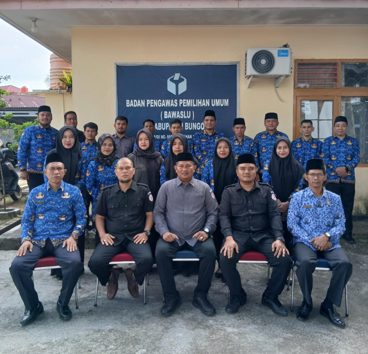 Jajaran Pimpinan Bawaslu Bungo dan Staf Sekretariat mengikuti Upacara Hari Pahlawan Nasional