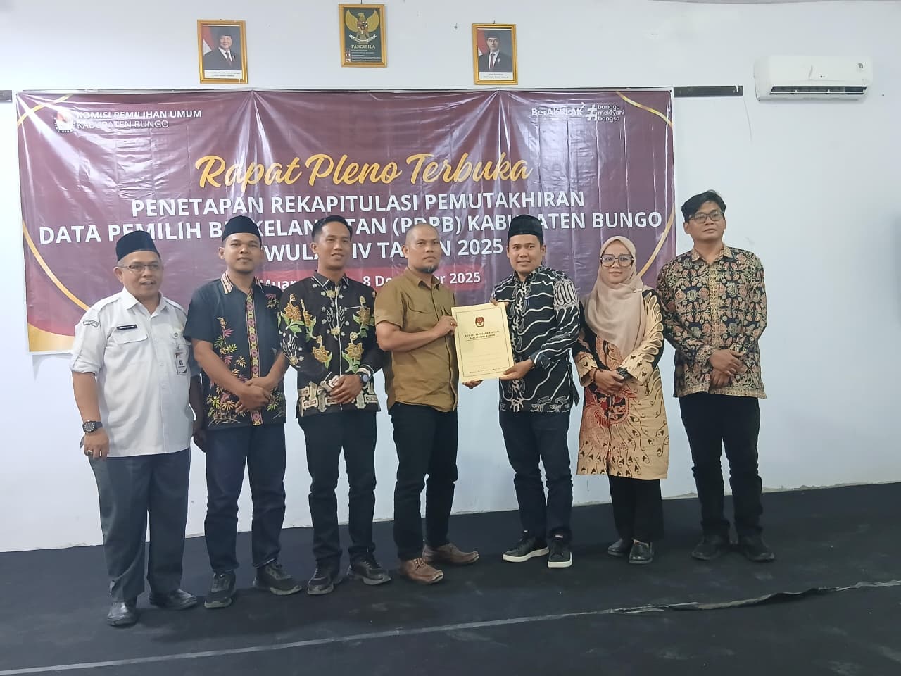 Anggota Bawaslu Kabupaten Bungo (Mardawi) Menerima Salinan Berita Acara Rekafitulasi Pemutakhiran Data Pemilih (PDPB) Triwulan IV di Kantor KPU Kabupaten Bungo
