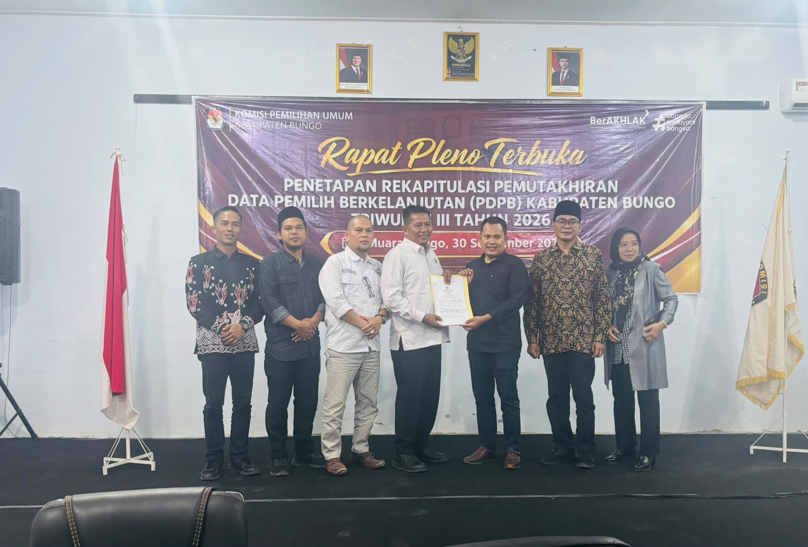 Bawaslu Kabupaten bungo menerima penyerahan Berita Acara Rapat Pleno PDPB Triwulan III oleh KPU Kabupaten Bungo