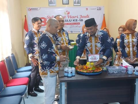 Tampak hadir Ketua dan Anggota Bawaslu Kabupaten Bungo melakukan pemotongan tumpeng atas tasyukuran hut Bawaslu Ke-18