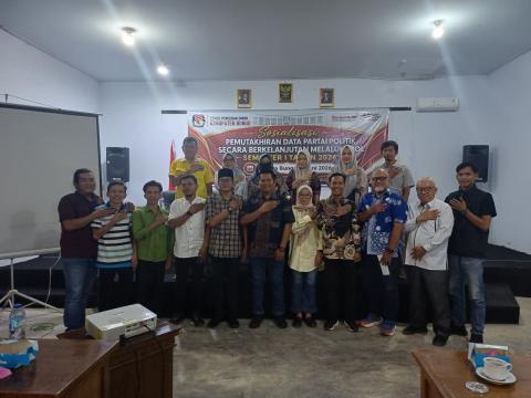 Tampak Hadir Ketua Bawaslu Kabupaten Bungo berpoto bersama dengan KPU Kabulpaten Bungo dan Pengurus Partai Politik 