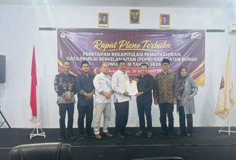 Bawaslu Kabupaten bungo menerima penyerahan Berita Acara Rapat Pleno PDPB Triwulan III oleh KPU Kabupaten Bungo
