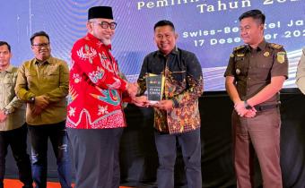 Ketua Bawaslu Bungo Menerima Penghargaan Gakkumdu Award Pemilihan Tahun 2024 Tingkat Provinsi Jambi