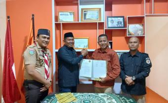 Ketua Bawaslu Kabupaten Bungo dan Anggota Kabupaten Bungo melakukan penandatanganan MOU saka Adhyaksa dengan Ketua Kwarcab Pramuka Bungo
