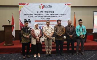 Poto bersama Ketua dan Anggota Bawaslu Provinsi Jambi serta Ketua dan Anggota Bawaslu Bungodalam pembukaan kegiatan Pembinaan dan Penguatan Kelembagaan bersama stakeholder