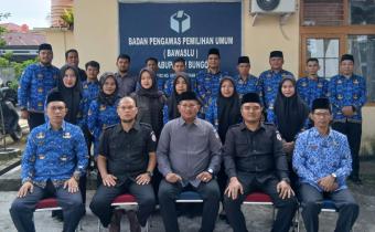 Jajaran Pimpinan Bawaslu Bungo dan Staf Sekretariat mengikuti Upacara Hari Pahlawan Nasional