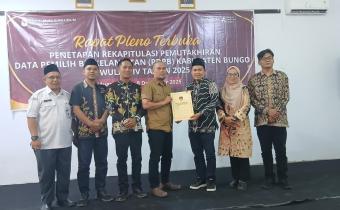 Anggota Bawaslu Kabupaten Bungo (Mardawi) Menerima Salinan Berita Acara Rekafitulasi Pemutakhiran Data Pemilih (PDPB) Triwulan IV di Kantor KPU Kabupaten Bungo