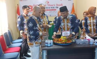 Tampak hadir Ketua dan Anggota Bawaslu Kabupaten Bungo melakukan pemotongan tumpeng atas tasyukuran hut Bawaslu Ke-18