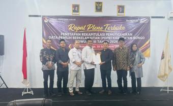 Bawaslu Kabupaten bungo menerima penyerahan Berita Acara Rapat Pleno PDPB Triwulan III oleh KPU Kabupaten Bungo